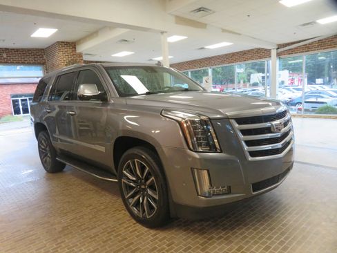 Used 2018 Cadillac Escalade Luxury AWD/4WD image 3
