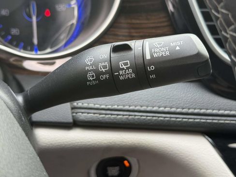 Used 2023 Chrysler Pacifica Limited FWD image 27