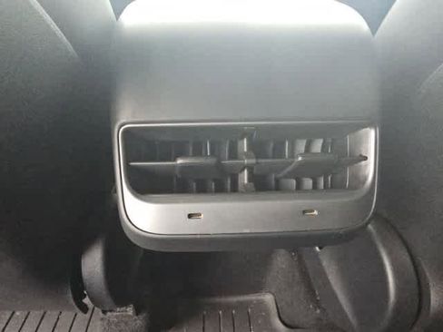 Used 2022 Tesla Model Y Long Range image 16