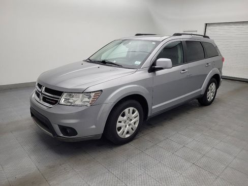 Used 2019 Dodge Journey SE FWD image 2