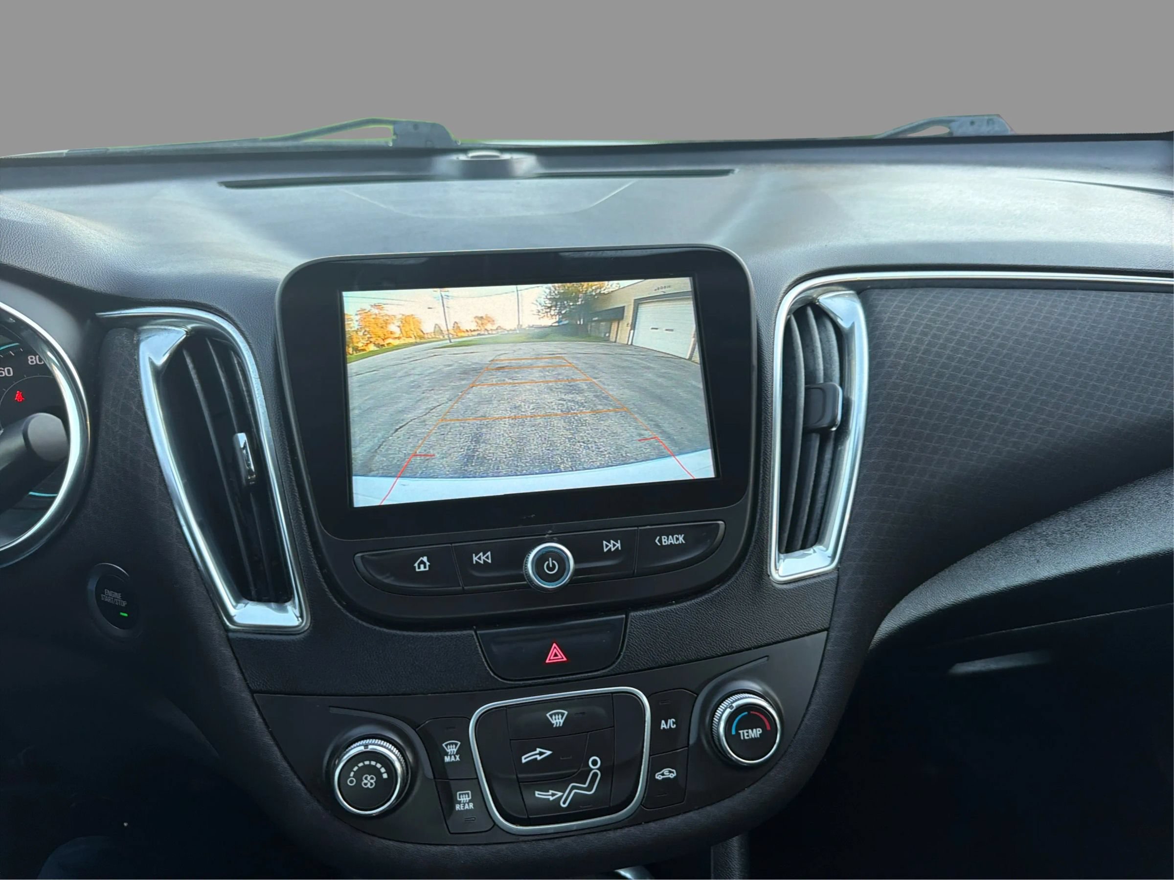 Used 2018 Chevrolet Malibu LT FWD image 30