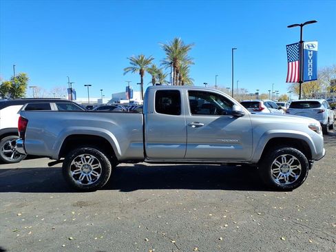 Used 2018 Toyota Tacoma 2WD Access Cab image 4