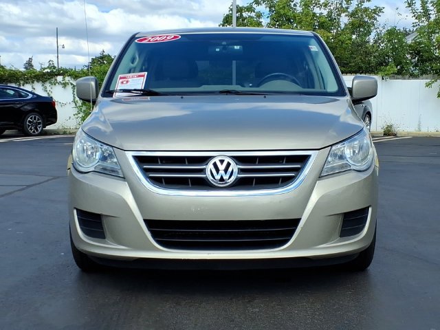 Used 2009 Volkswagen Routan SE FWD image 2