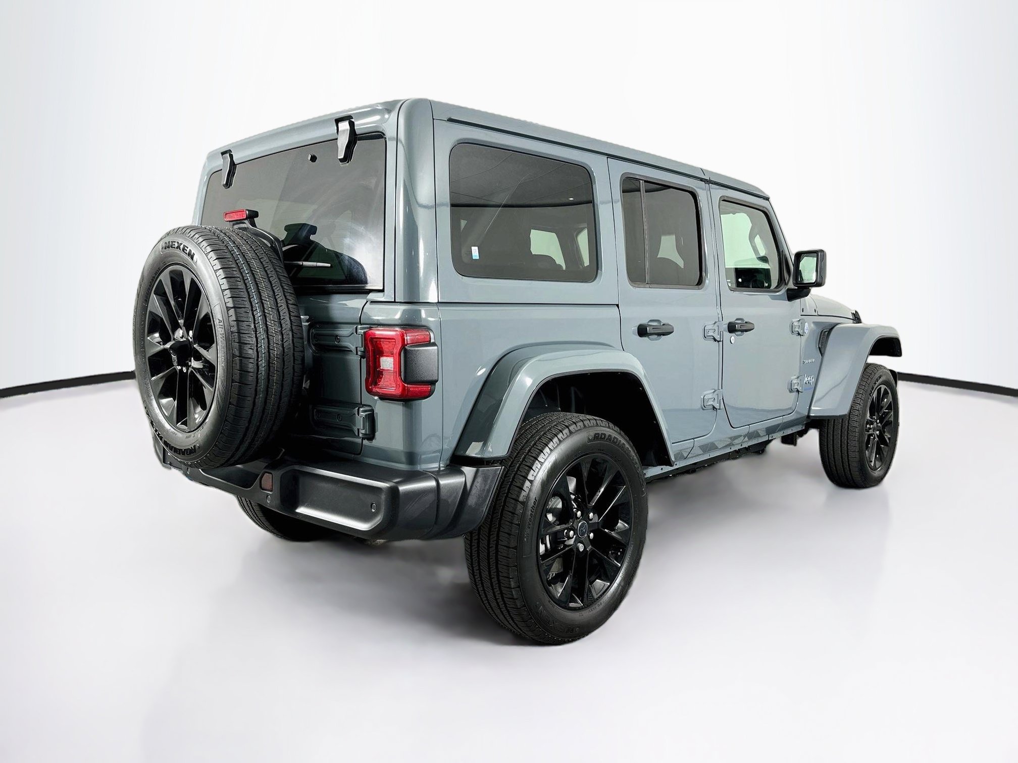 Used 2024 Jeep Wrangler Unlimited Sahara w/ Technology Group AWD/4WD image 9