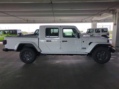 New 2025 Jeep Gladiator Sport image 4