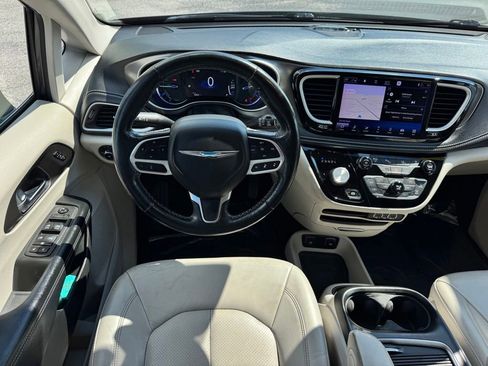 Used 2021 Chrysler Pacifica Touring-L FWD image 20