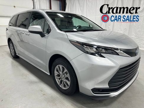 Used 2025 Toyota Sienna LE FWD image 1