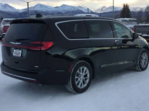New 2026 Chrysler Pacifica Select image 8