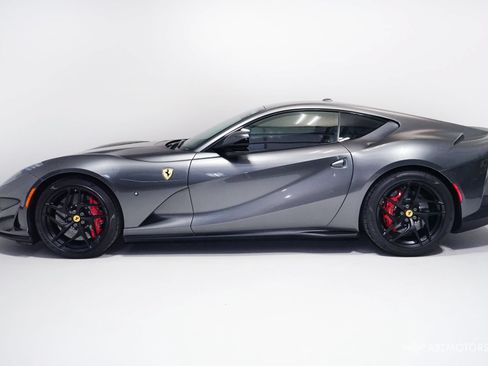 Used 2019 Ferrari 812 Superfast RWD image 5