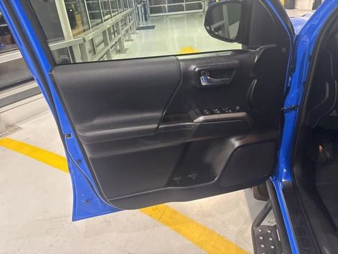 Used 2021 Toyota Tacoma TRD Sport w/ Technology Package image 13