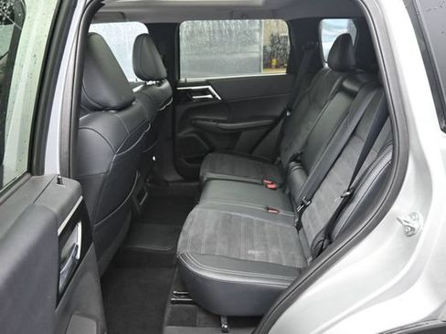 Used 2024 Mitsubishi Outlander 4WD Plug-In Hybrid image 13
