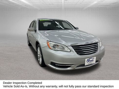 Used 2011 Chrysler 200 Limited image 3