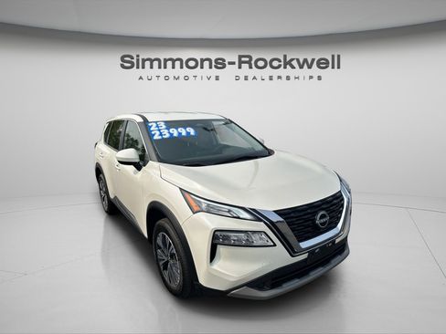 Used 2023 Nissan Rogue SV image 3