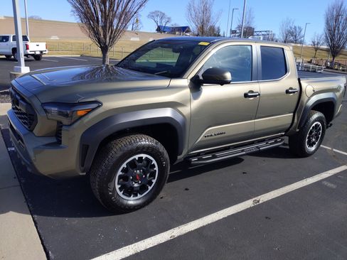 Certified 2025 Toyota Tacoma TRD Off-Road w/ TRD Off Road Premium Package image 5