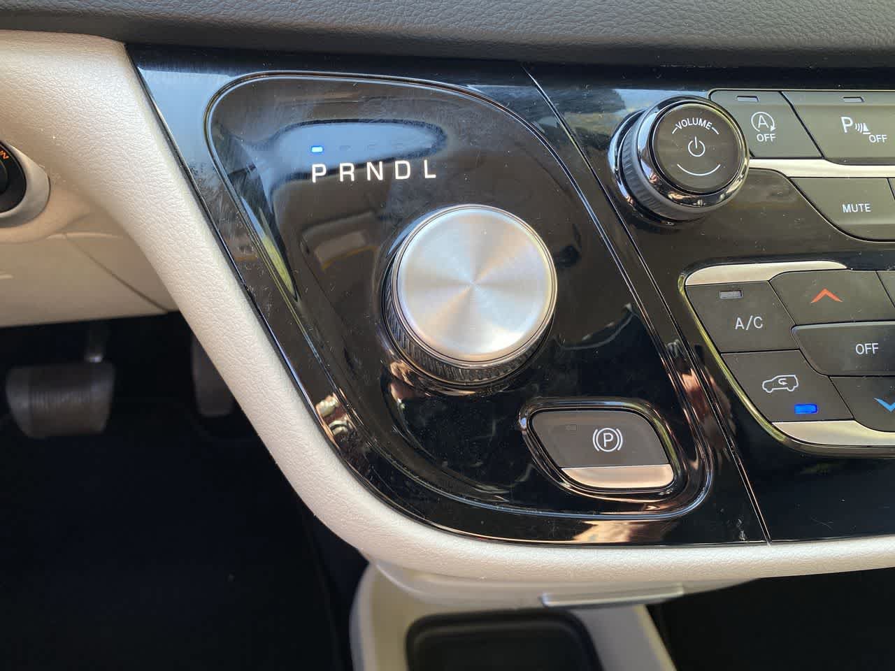 Used 2023 Chrysler Pacifica Touring-L FWD image 25