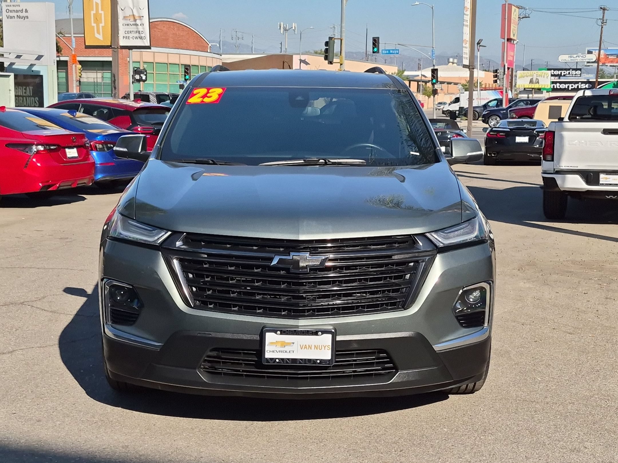 Used 2023 Chevrolet Traverse LT FWD image 2