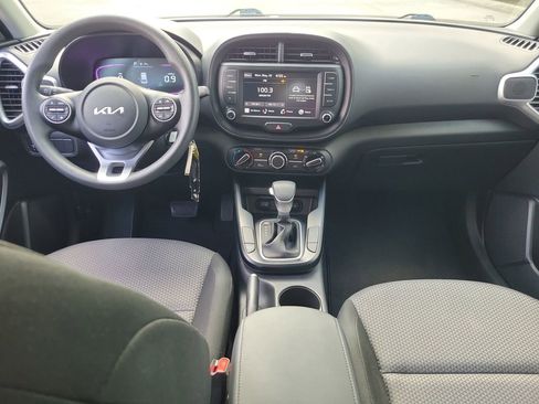 Used 2025 Kia Soul LX w/ LX Technology Package FWD image 10