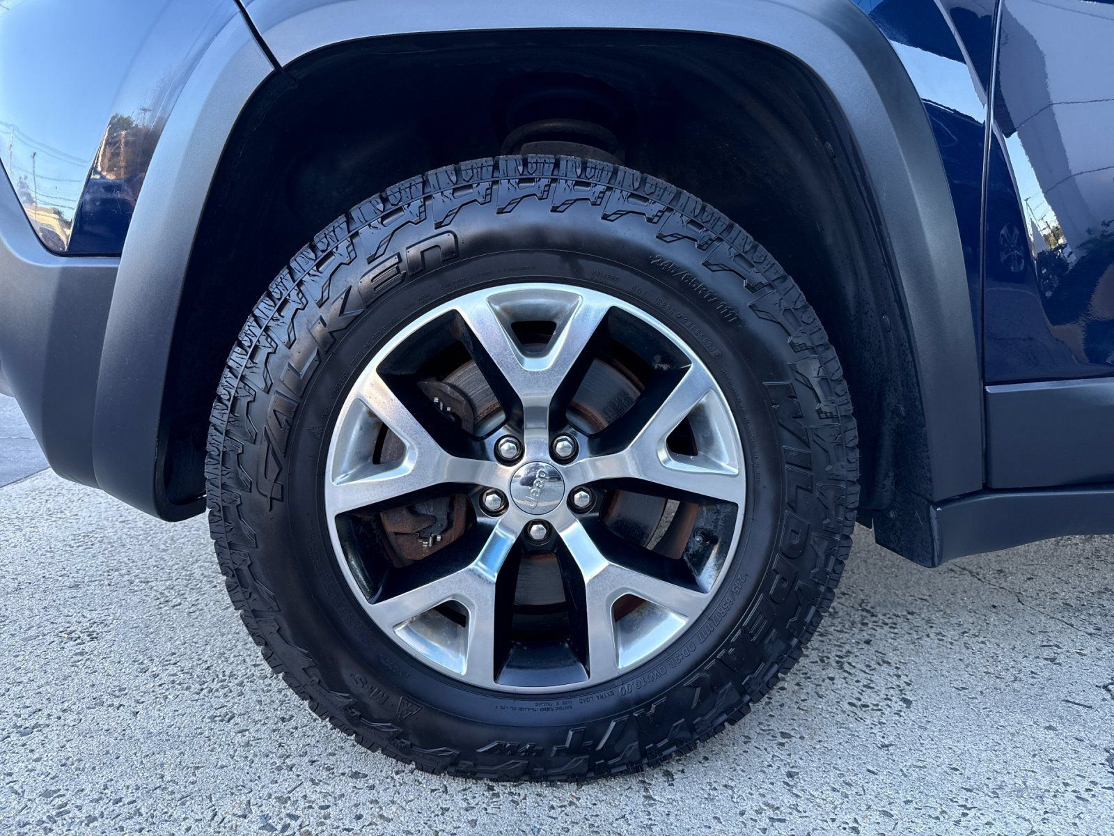 Used 2015 Jeep Cherokee Trailhawk w/ Comfort/Convenience Group AWD/4WD image 28