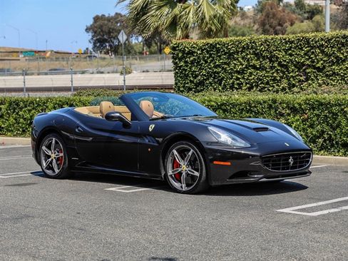 Used 2014 Ferrari California RWD image 8