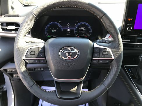Certified 2025 Toyota Sienna XLE Woodland Edition AWD/4WD image 17