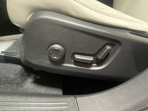 Used 2019 Volvo XC40 T5 Momentum image 12