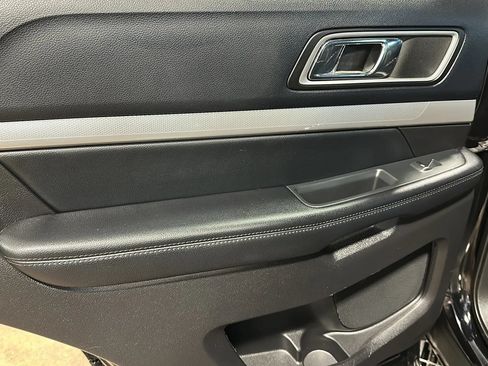 Used 2016 Ford Explorer XLT w/ Equipment Group 202A AWD/4WD image 12