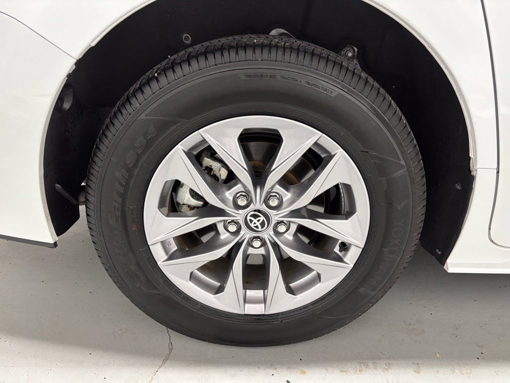 Used 2026 Toyota Sienna XLE FWD image 70
