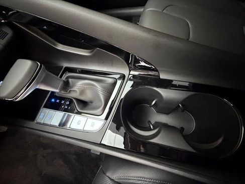 New 2025 Hyundai Elantra Limited FWD image 17