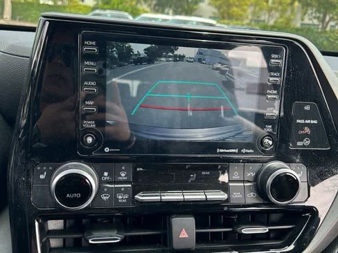 Used 2022 Toyota Highlander XLE AWD/4WD image 11