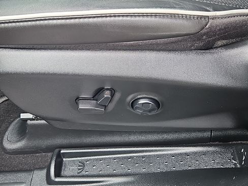 Used 2023 Chrysler Pacifica Limited w/ S Appearance Package FWD image 17