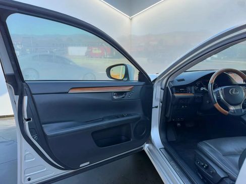 Used 2014 Lexus ES 300h w/ Premium Package w/Bamboo Trim FWD image 9