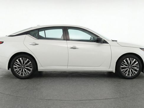 Used 2025 Nissan Altima 2.5 SV image 11