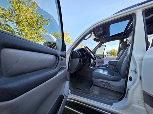 Used 2003 Toyota Land Cruiser w/ Convenience Pkg AWD/4WD image 32