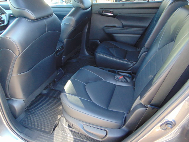 Used 2022 Toyota Highlander XLE AWD/4WD image 21