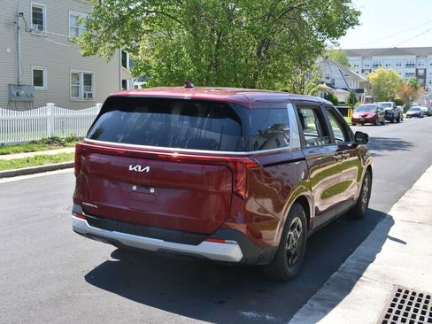 Used 2025 Kia Carnival FWD image 5