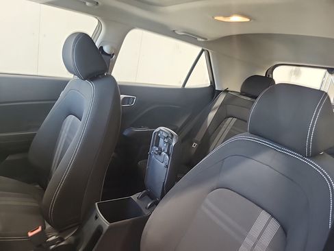 Used 2024 Hyundai Venue SEL FWD image 11