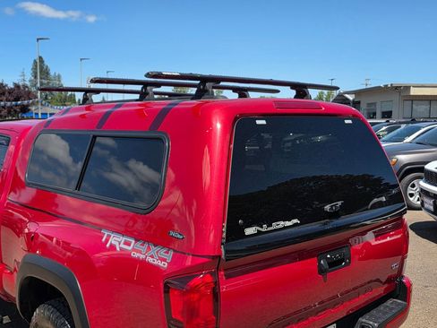 Used 2018 Toyota Tacoma TRD Off-Road w/ TRD Premium Off Road Package AWD/4WD image 34