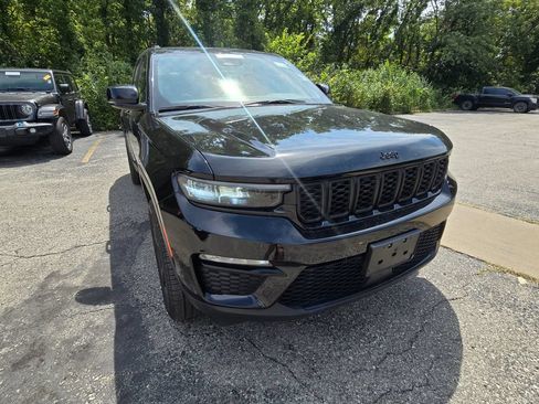 Used 2024 Jeep Grand Cherokee Limited w/ Black Appearance Package AWD/4WD image 11
