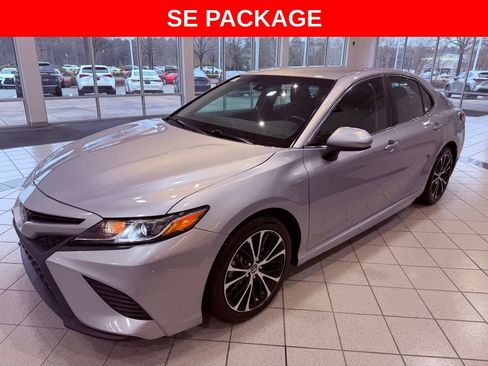Used 2018 Toyota Camry SE image 3