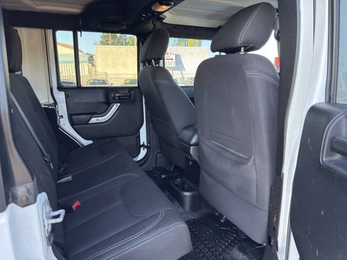 Used 2014 Jeep Wrangler Unlimited Rubicon w/ Connectivity Group AWD/4WD image 12