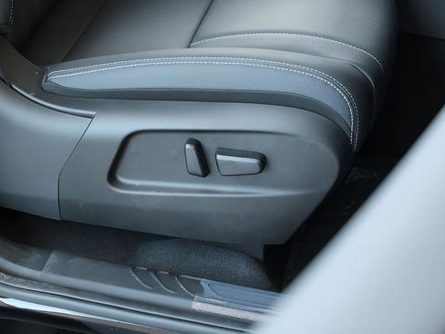 New 2025 VinFast VF 8 Eco image 17