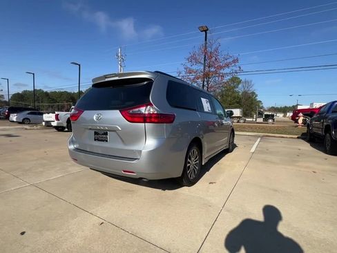 Used 2020 Toyota Sienna XLE image 6