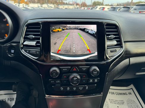 Used 2021 Jeep Grand Cherokee Laredo image 15