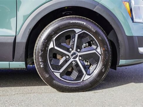 Certified 2025 Kia Niro EX image 10