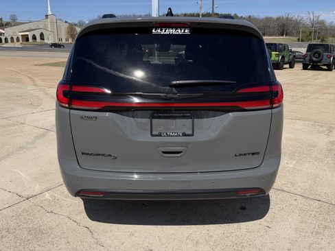 Used 2025 Chrysler Pacifica Limited image 6