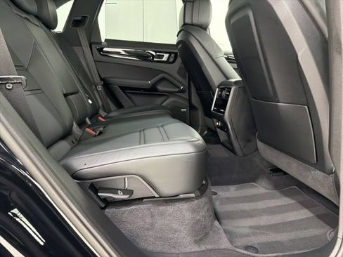 Used 2022 Porsche Cayenne Platinum Edition AWD/4WD image 23