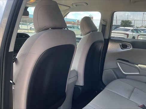 Used 2025 Kia Soul LX w/ LX Technology Package FWD image 10