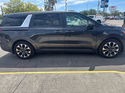 Used 2024 Kia Carnival EX FWD image 4