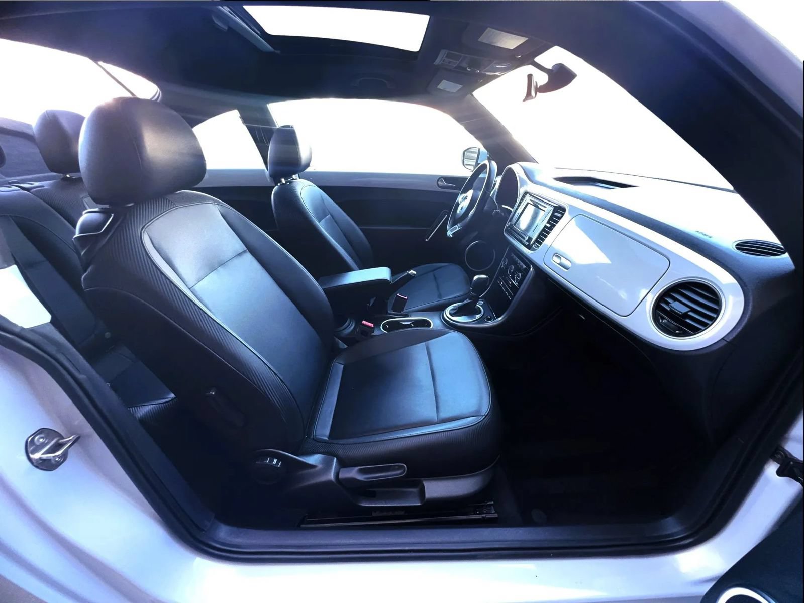 Used 2018 Volkswagen Beetle 2.0T SE w/ SE Premium Package FWD image 33