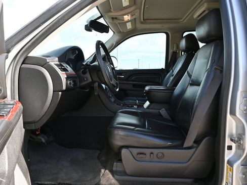 Used 2012 Cadillac Escalade Luxury RWD image 19